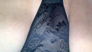 Приемный сын трахнул мать и кончил на трусики порно